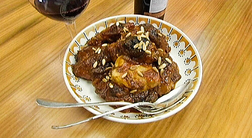Pollo con piñones caramelizados