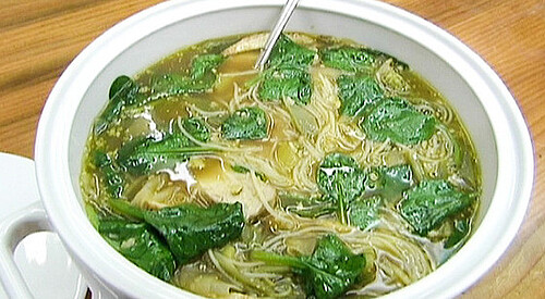 Sopa de noodles y pollo