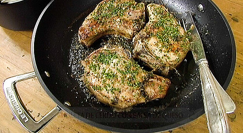 Chuleta de cerdo con salsa de queso