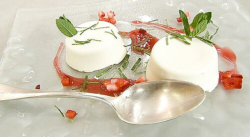 Panacotta de chocolate con menta y fresas
