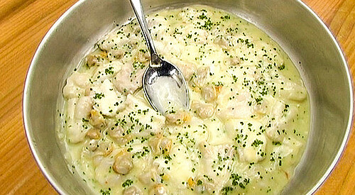 Kokotxas de bacalao con berberechos y cebollino
