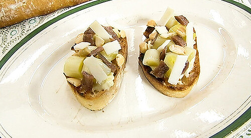 Tosta de puerros, anchoas y queso